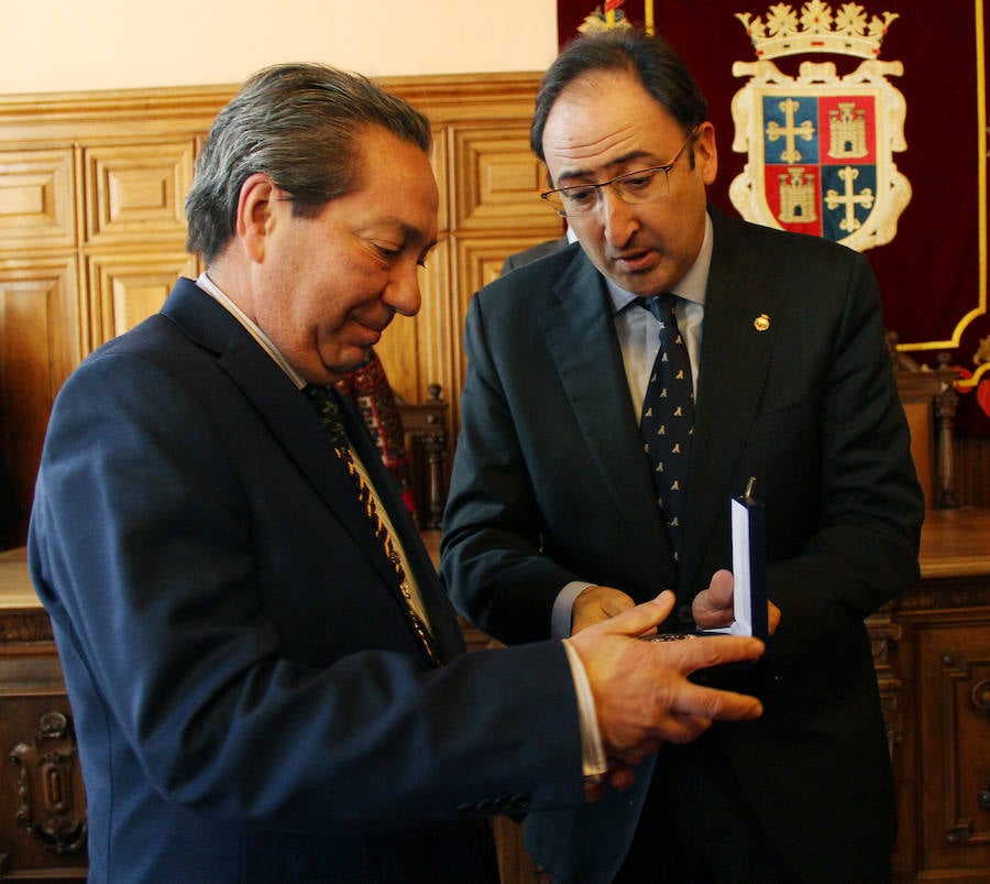 Entrega de la medalla de oro de la ciudad a la cofradia de los nazarenos de Palencia