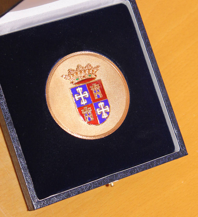 Entrega de la medalla de oro de la ciudad a la cofradia de los nazarenos de Palencia