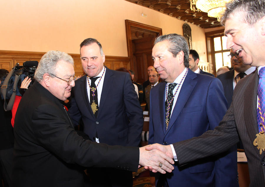 Entrega de la medalla de oro de la ciudad a la cofradia de los nazarenos de Palencia