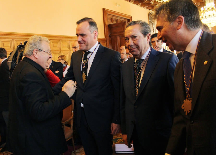 Entrega de la medalla de oro de la ciudad a la cofradia de los nazarenos de Palencia