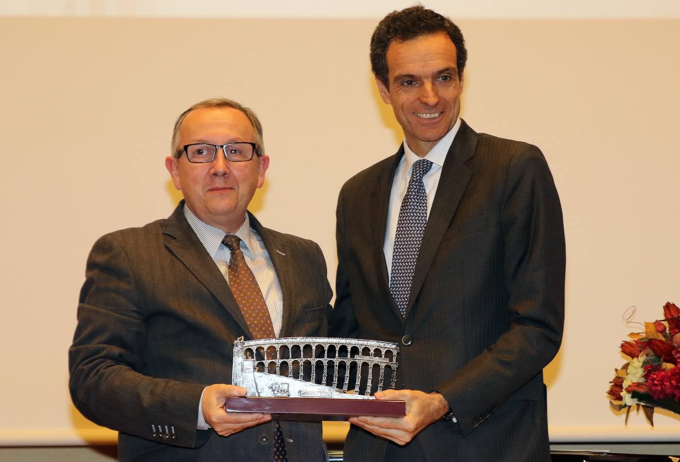 La Agrupación Segoviana de Empresarios del Transporte entrega los Acueductos de Plata