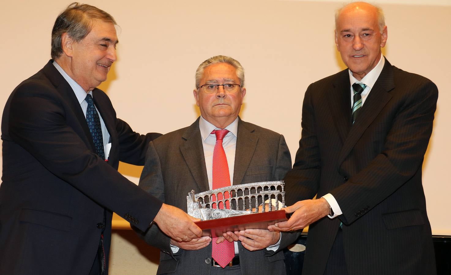 La Agrupación Segoviana de Empresarios del Transporte entrega los Acueductos de Plata