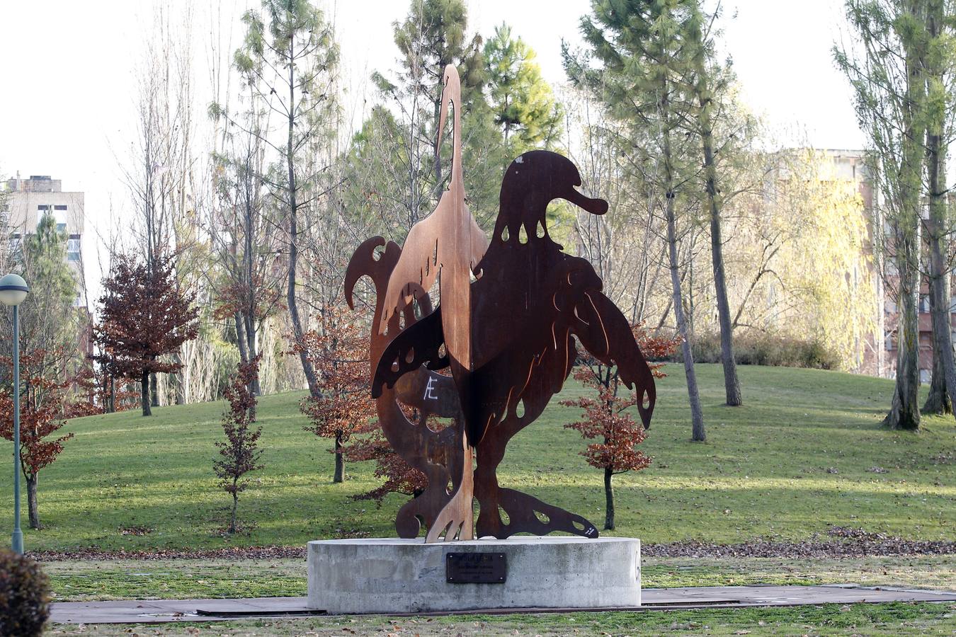 Estatua Volatería en el parque Isla Dos Aguas.