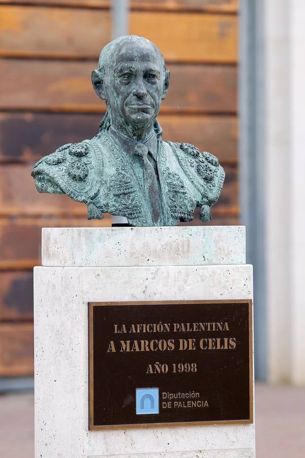 Estatua a Marcos de Celis en la avenida de Campos Góticos.