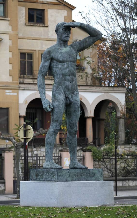 Estatua del campesino ibérico en la avenida Simón Nieto.