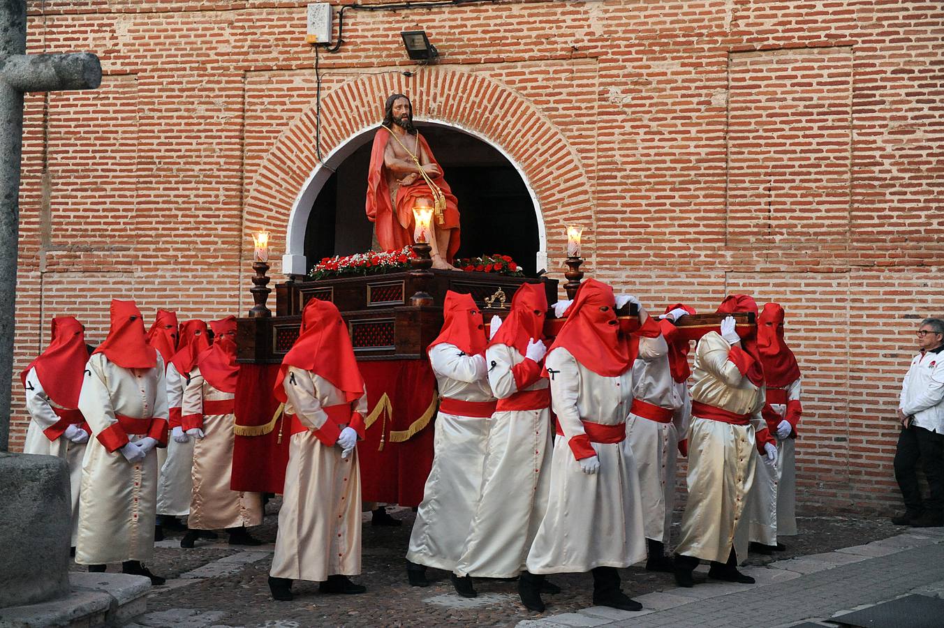 Procesión de la Vera Cruz en Nava del Rey (Valladolid)