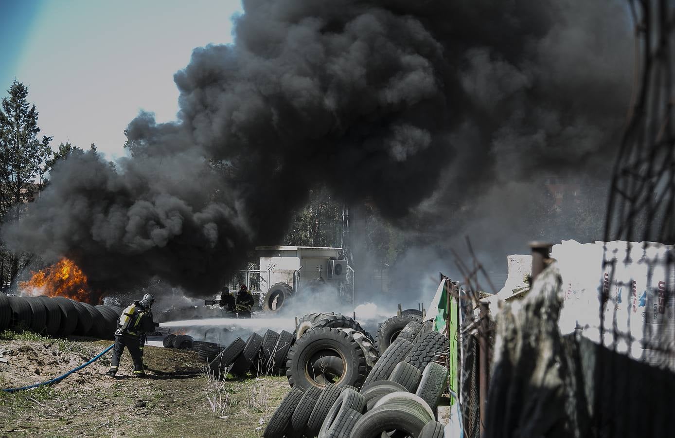 Incendio en un taller de neumáticos de Valladolid