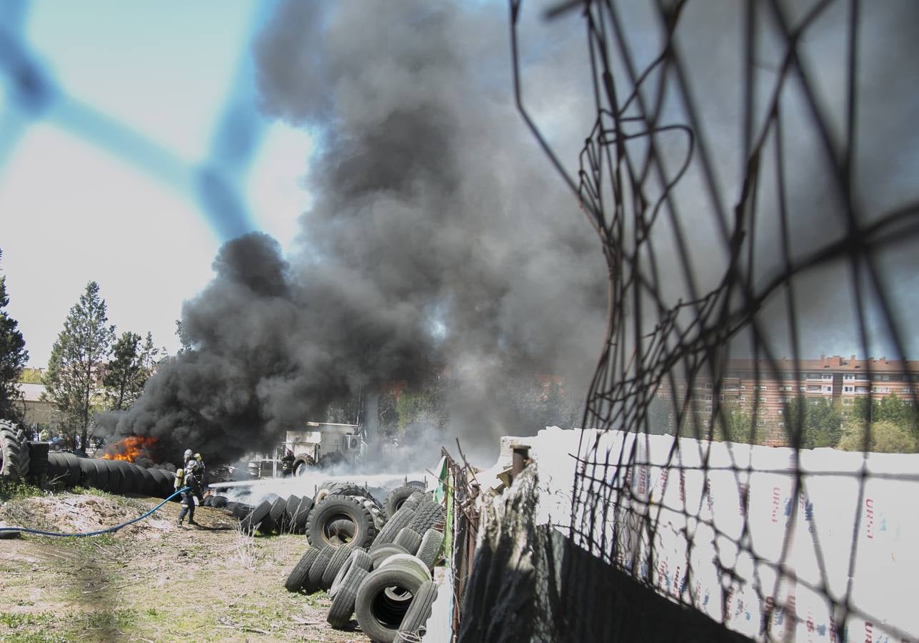 Incendio en un taller de neumáticos de Valladolid