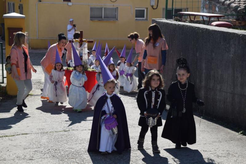 Desfile procesional organizado por la guardería Apeninos de Guardo