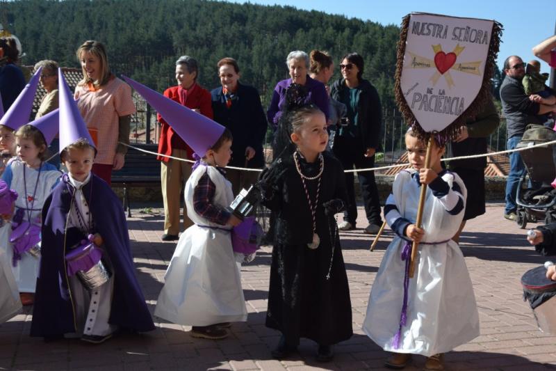 Desfile procesional organizado por la guardería Apeninos de Guardo