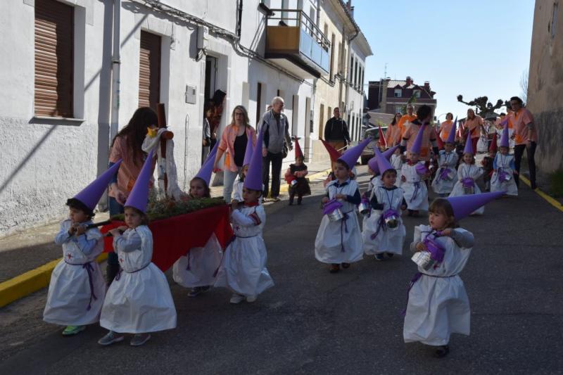 Desfile procesional organizado por la guardería Apeninos de Guardo