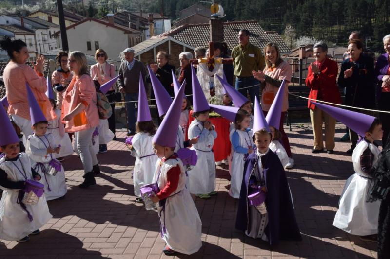 Desfile procesional organizado por la guardería Apeninos de Guardo