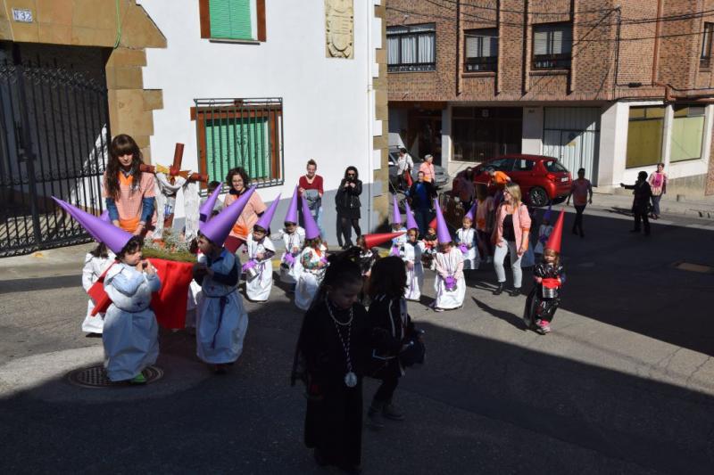 Desfile procesional organizado por la guardería Apeninos de Guardo