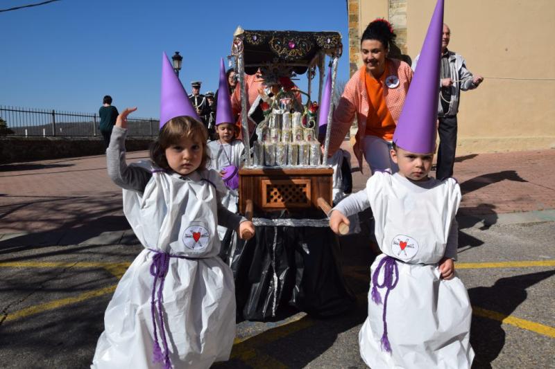 Desfile procesional organizado por la guardería Apeninos de Guardo