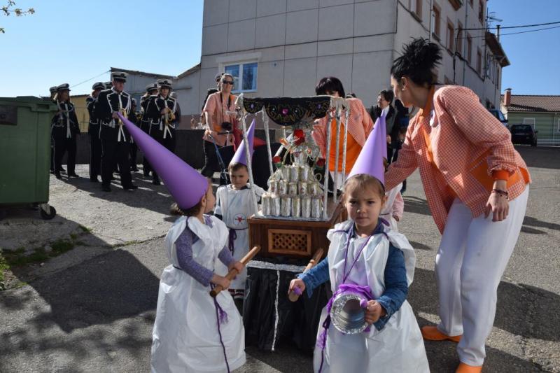 Desfile procesional organizado por la guardería Apeninos de Guardo