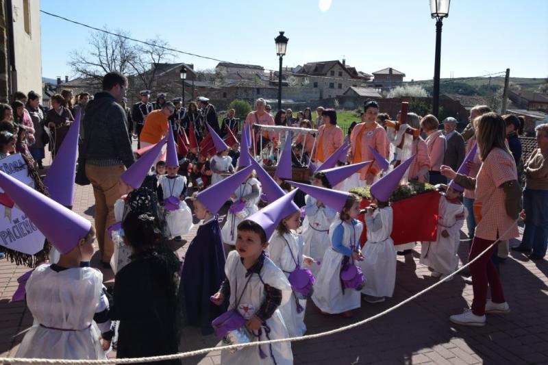 Desfile procesional organizado por la guardería Apeninos de Guardo