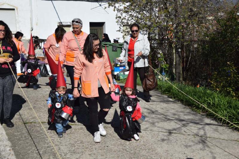 Desfile procesional organizado por la guardería Apeninos de Guardo