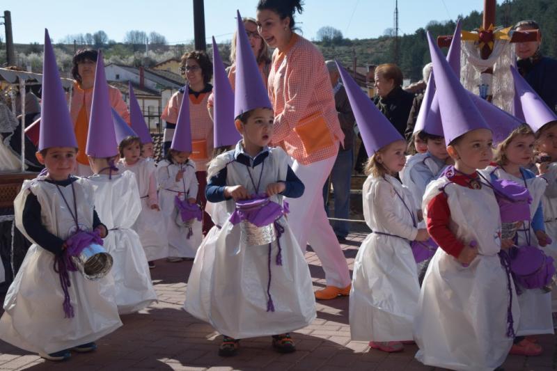 Desfile procesional organizado por la guardería Apeninos de Guardo