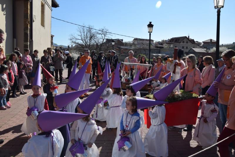 Desfile procesional organizado por la guardería Apeninos de Guardo