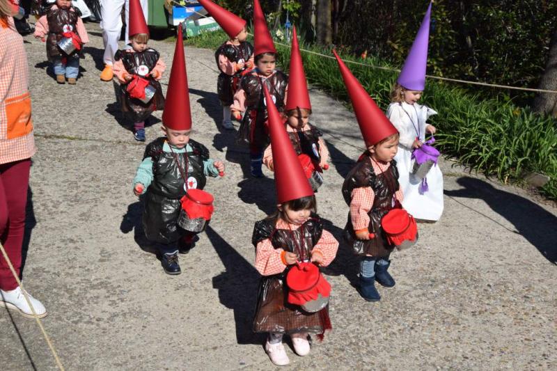 Desfile procesional organizado por la guardería Apeninos de Guardo