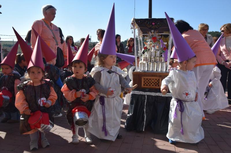 Desfile procesional organizado por la guardería Apeninos de Guardo