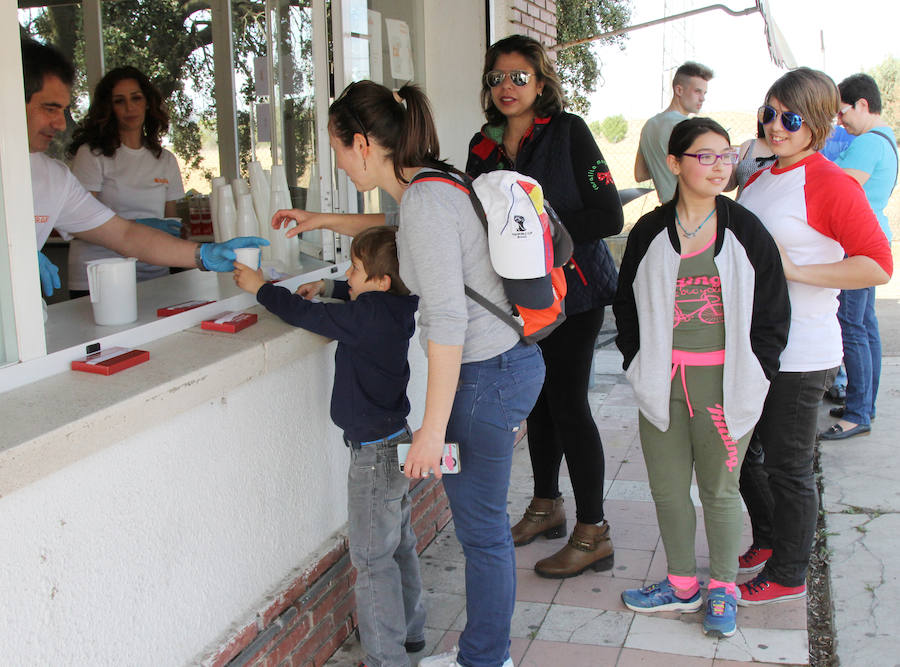 Trapa reparte chocolate en Dueñas para celebrar la Semana Santa