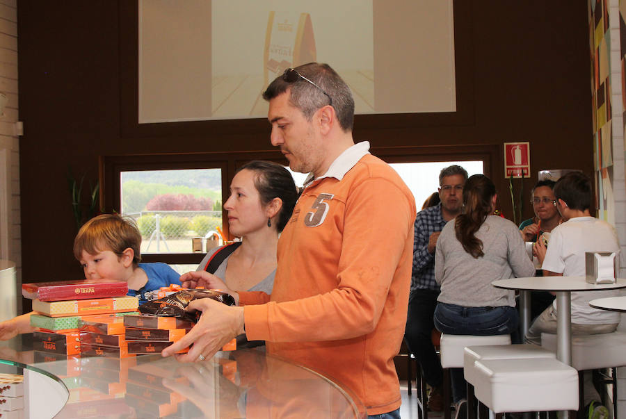 Trapa reparte chocolate en Dueñas para celebrar la Semana Santa