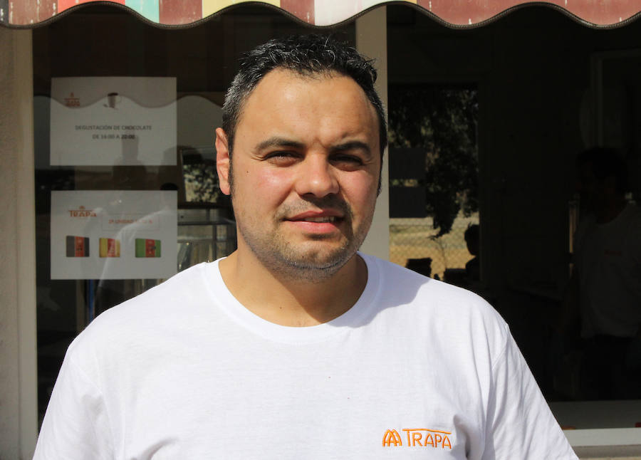 Trapa reparte chocolate en Dueñas para celebrar la Semana Santa