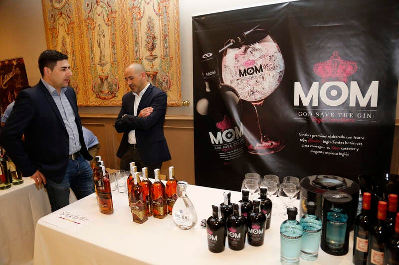 Exhibiciones y clases prácticas sobre la elaboración de cócteles y combinados en el Hotel Castilla Vieja de Palencia