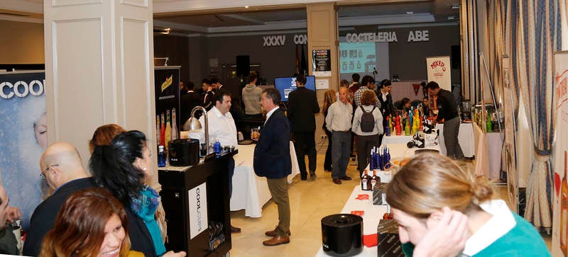 Exhibiciones y clases prácticas sobre la elaboración de cócteles y combinados en el Hotel Castilla Vieja de Palencia