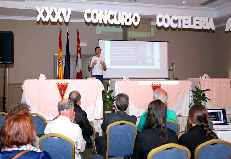 Exhibiciones y clases prácticas sobre la elaboración de cócteles y combinados en el Hotel Castilla Vieja de Palencia