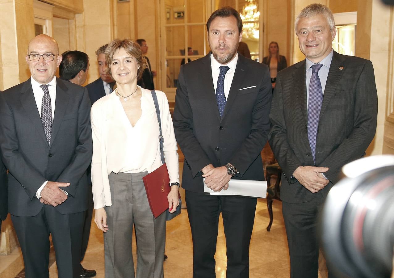 El presidente de la Diputación, Jesús Julio Carnero; la ministra de Agricultura, Isabel García Tejerina; el alcalde de Valladolid; Óscar Puente, y Baudouin Havaux, presidente del Concurso Mundial de Bruselas.