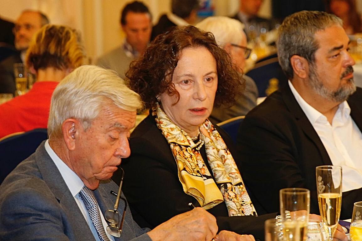 Rafael Ansón, presidente de la Real Academia de Gastronomía, la exministra Ana de Palacio y Carlos Aganzo, director de El Norte de Castilla.