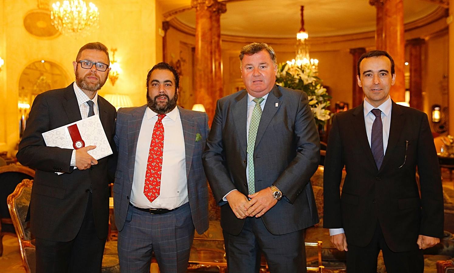 Raúl Escudero, gerente de la DO Cigales; Manuel Herrera, hijo de Pascual Herrera; Enrique Pascual y Miguel Sanz, presidente y director general de la DO Ribera del Duero, a su llegada al hotel Ritz.