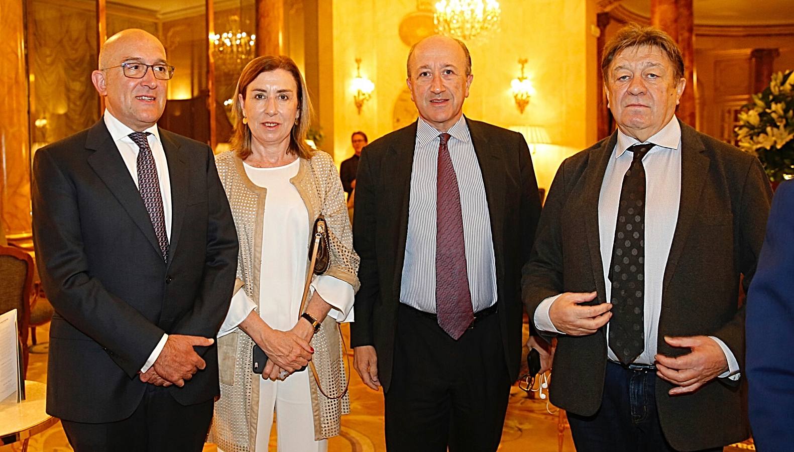 Miguel Ángel Cortés (3d), senador del PP por Valladolid, y a la izquierda, el periodista gastronómico Luis Cepeda (Gastronomicon).