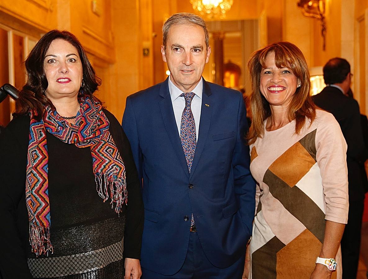 Inma Cañibano (Academia Castellana y Leonesa de Gastronomía), Manuel Benavides y Ruth Arias.