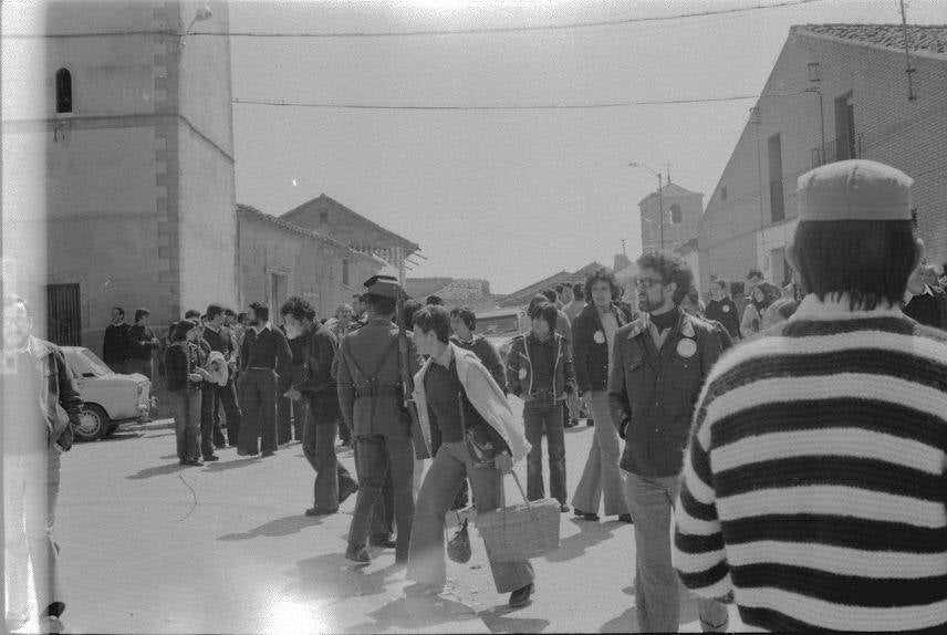 1976. Los asistentes se mezclan con la Guardia Civil en la primera conmemoración del Día de la Comunidad en Villalar.