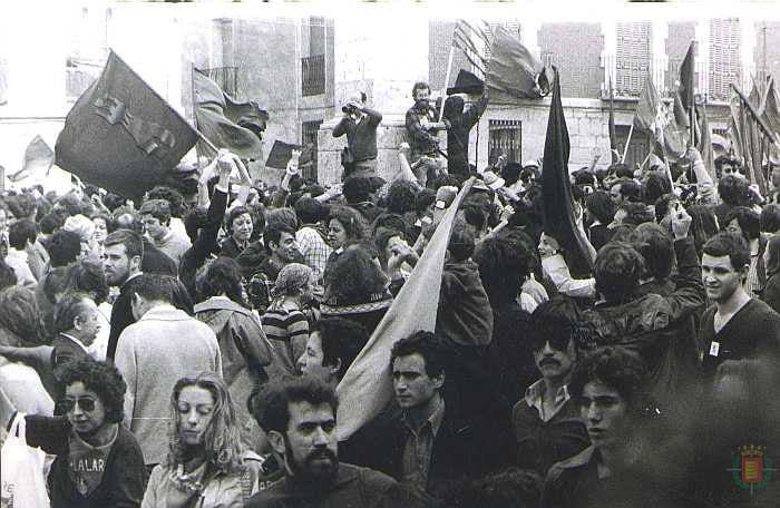 1978. Un grupo de personas con banderas celebran la fiesta comunera en Villalar.