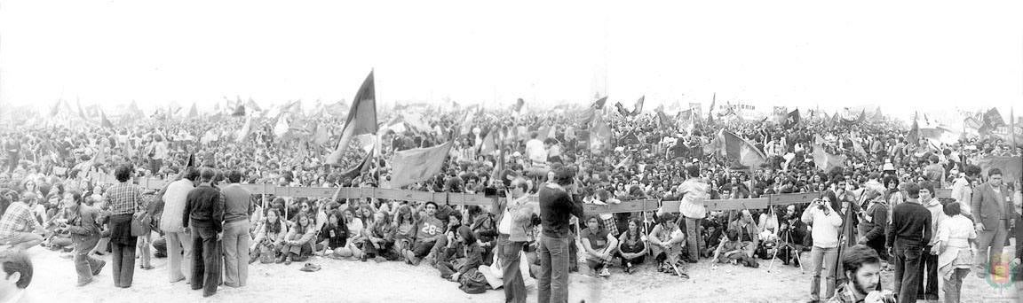 1978. Numeroso público asistente a los actos celebrados del Día de la Comunidad en Villalar.