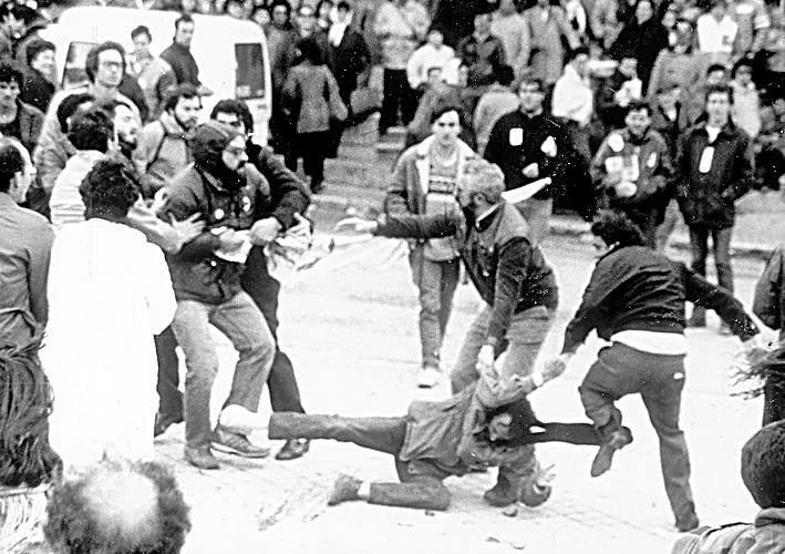 Incidentes en Villalar 1986. El grupo de extrema izquierda UPC, que había invitado a su mitin a miembros de Herri Batasuna, empuja y agrede a las autoridades mientras hacían la ofrenda floral.