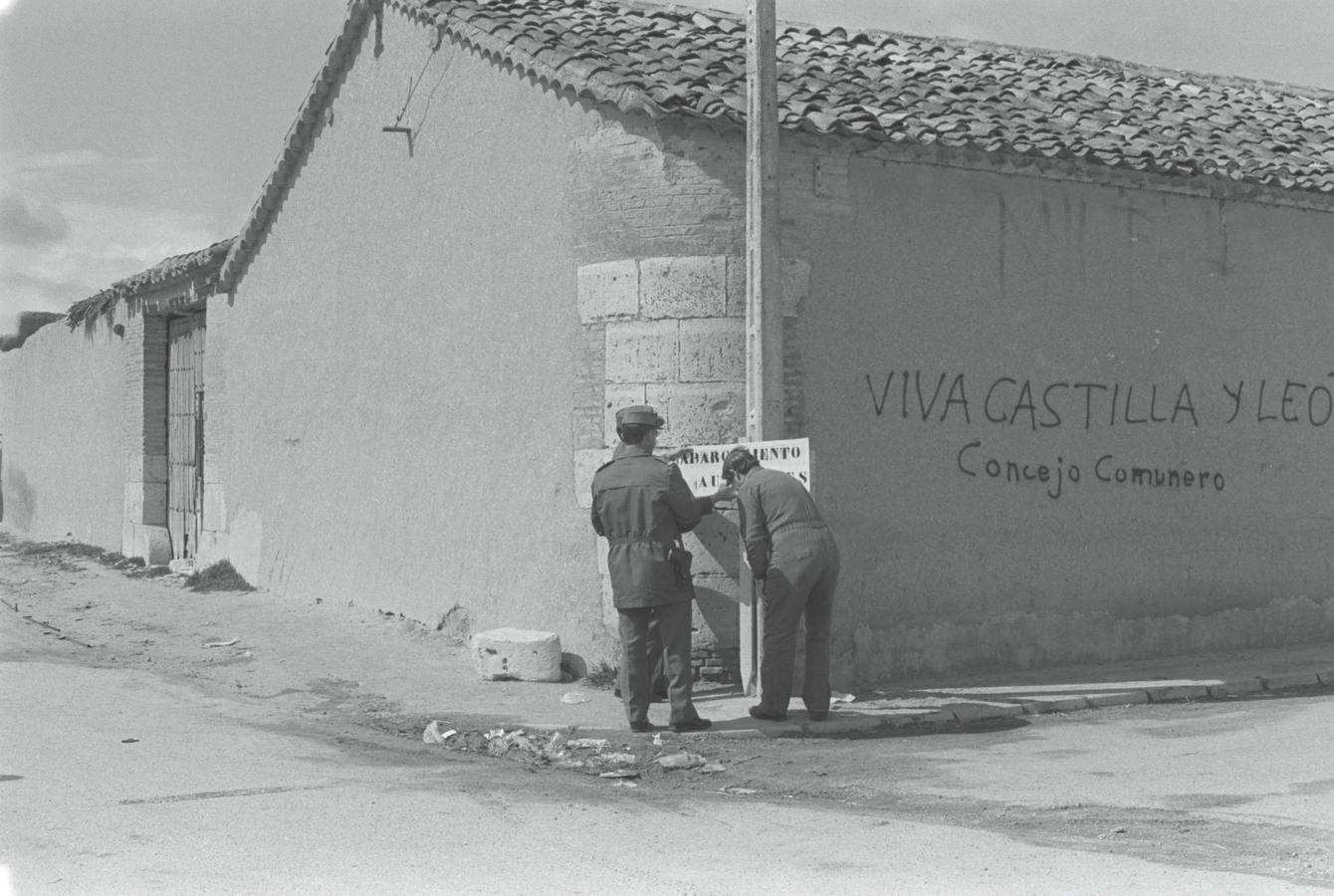 1986. Guardias Civiles colocal señalizaciones para la fiesta de Villalar.