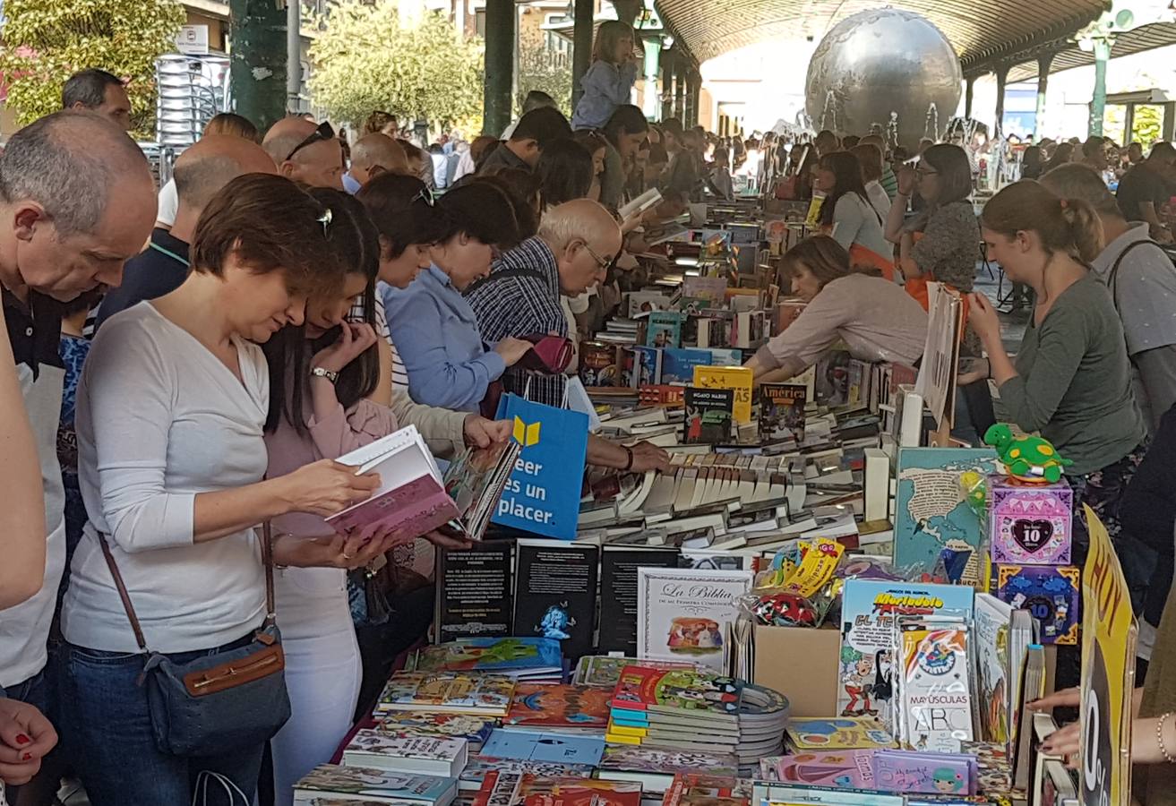 Celebración del Día del Libro en la Plaza España de Valladolid