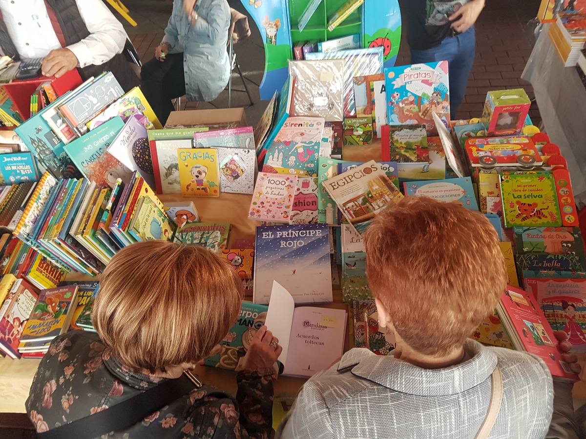 Celebración del Día del Libro en la Plaza España de Valladolid