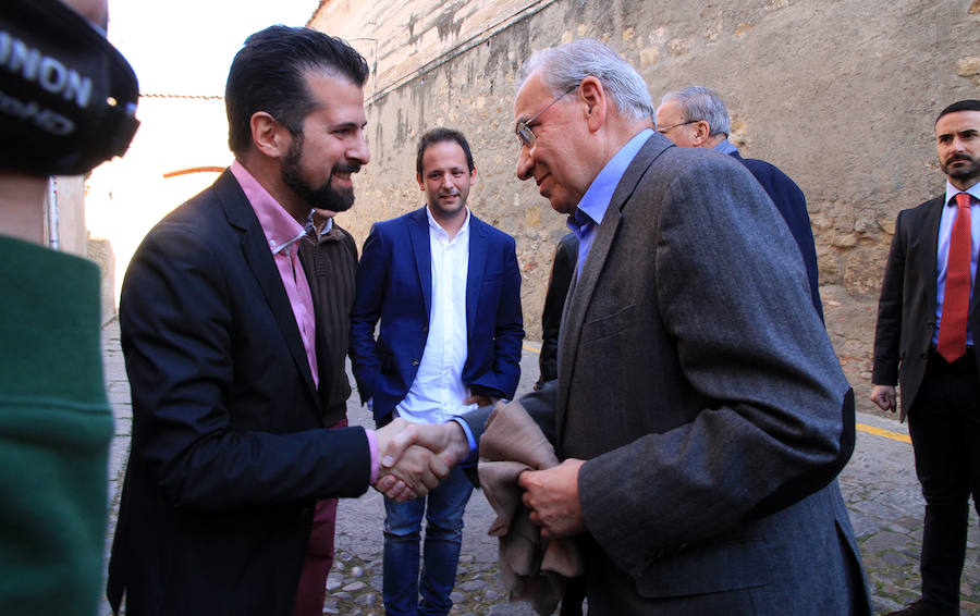 Alfonso Guerra visita la Real Academia de Historia y Arte de San Quirce en Segovia