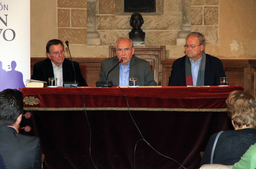 Alfonso Guerra visita la Real Academia de Historia y Arte de San Quirce en Segovia