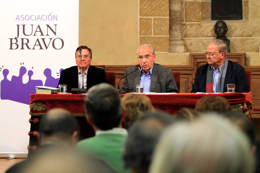 Alfonso Guerra visita la Real Academia de Historia y Arte de San Quirce en Segovia