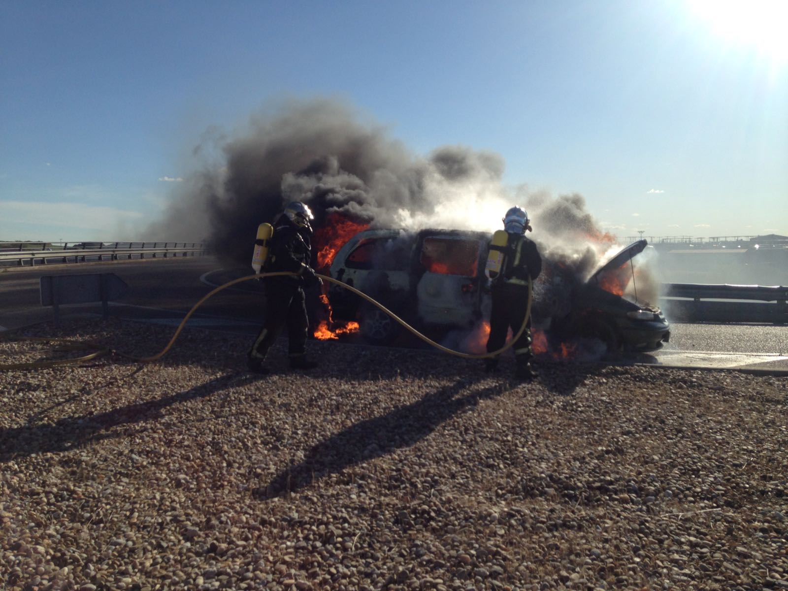 Incendio de un monovolumen en el kilómetro 6 de la A-601, a la altura de Desguaces Cano.