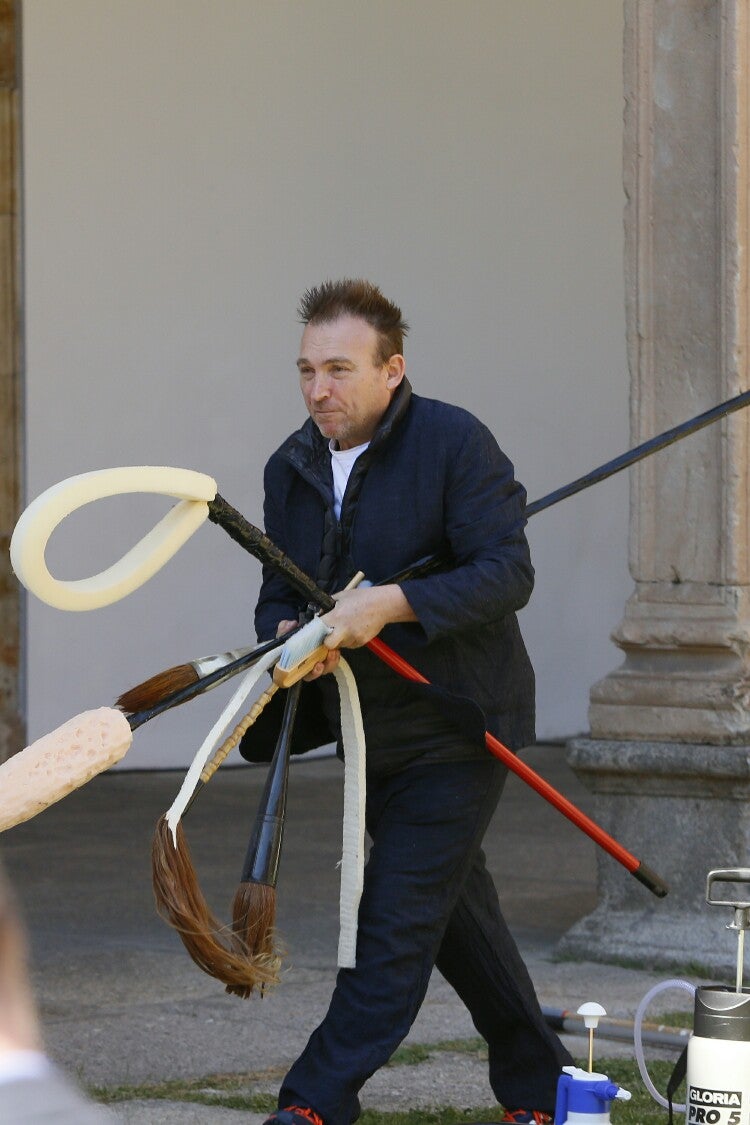 Miquel Barceló realiza una performance en el Colegio Arzobispo Fonseca de Salamanca