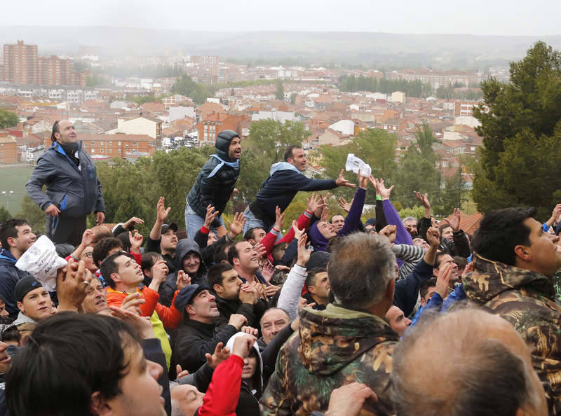 La pedrea del pan y el quesillo en Palencia 2/2