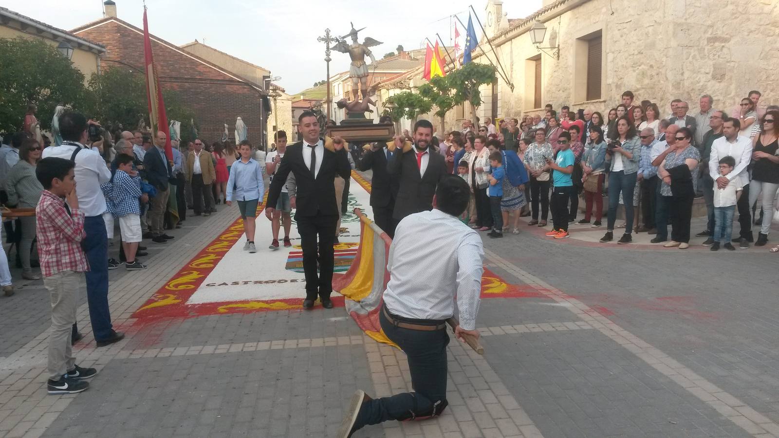 Los vecinos de Castrodeza honran a San Miguel